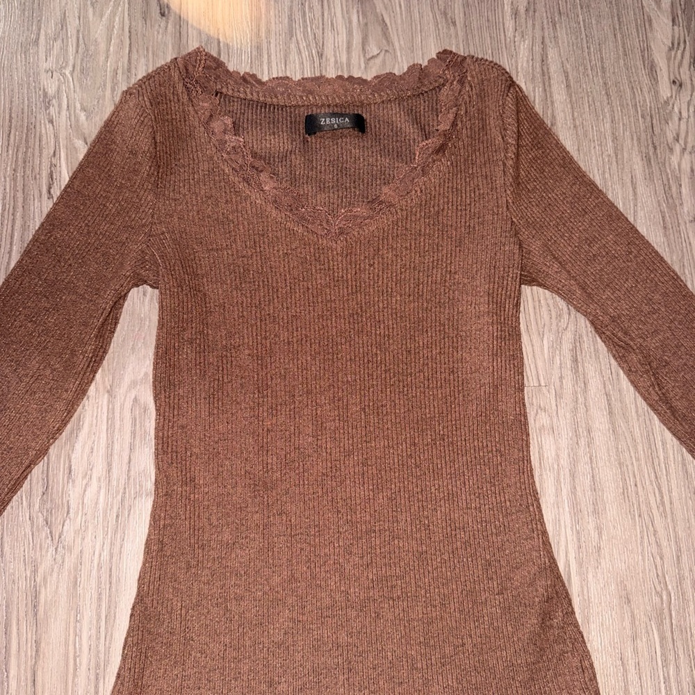 Zessica Ribbed V-Neck Long-Sleeve Top in Brown